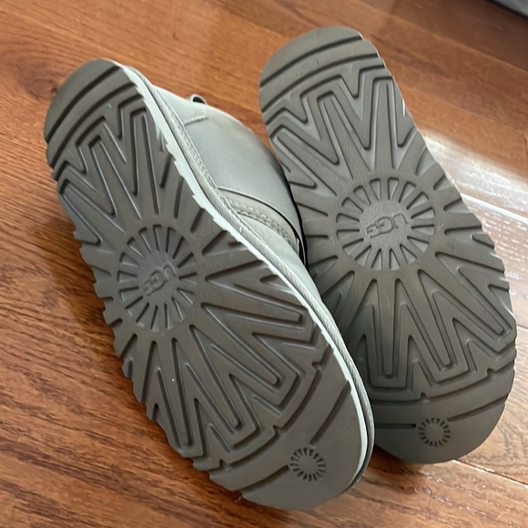 Ugg Ankle Boots color gray womens size 7 - Picture 3 of 3